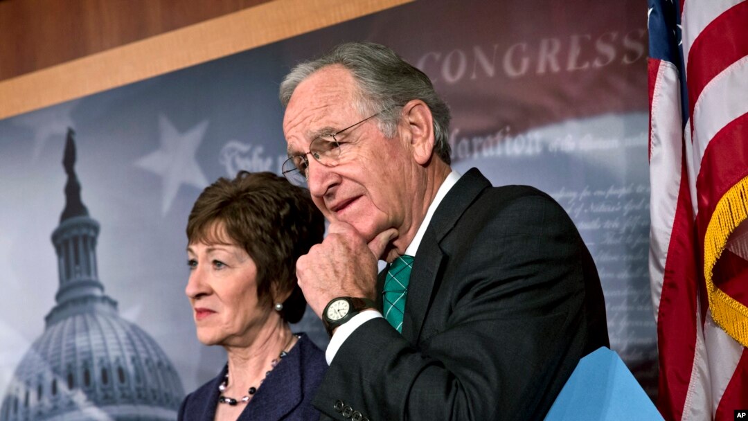 Senator Tom Harkin (kana) pimpinan komite Kesehatan, Pendidikan dan Pensiun didampingi Senator Susan Collins memberikan keterangan kepada media di Gedung Capitol (4/11).