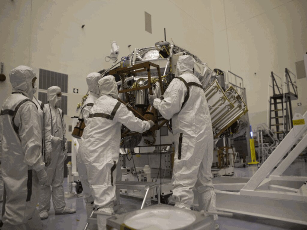 Para teknisi membungkus Curiosity dengan lapisan pelindung (NASA/Dimitri Gerondidakis)