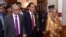 ဘင်္ဂလားဒေ့ရှ်ဝန်ကြီးချုပ် Sheikh Hasina (ယာ)၊ သမ္မတ Abdul Hamid (ဝဲ) တို့နှင့်အတူတွေ့ရသည့် သမ္မတ ဝီဒိုဒို။
