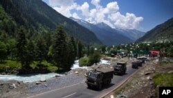 ফাইল ছবি- শ্রীনগর-লাদাখ মহাসড়কে ভারতীয় সেনাবাহিনীর গাড়িবহর। ১৭ জুন, ২০২০।