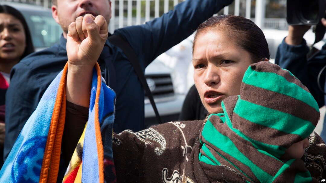 Elvira Arellano cruza la frontera en busca de asilo en protesta por la falta de una reforma de inmigración.