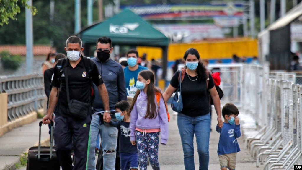 Venezolanos cruzan el Puente Internacional Simón Bolívar desde Venezuela hacia Cúcuta, Colombia, el 2 de junio de 2021.