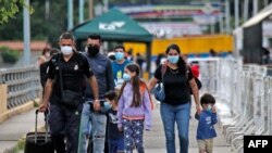 Venezolanos cruzan el Puente Internacional Simón Bolívar desde Venezuela hacia Cúcuta, Colombia, luego de que Colombia reabriera sus fronteras en medio de la nueva pandemia de coronavirus, COVID-19, el 2 de junio de 2021.