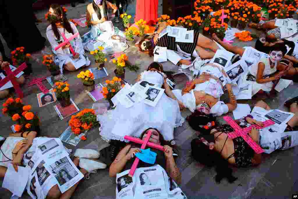 Mujeres vestidas de &quot;Catrinas&quot; se acuestan durante una actuaci&#243;n para pedir justicia para las v&#237;ctimas de feminicidio, tambi&#233;n en la Ciudad de M&#233;xico. Noviembre 1, 2020. 