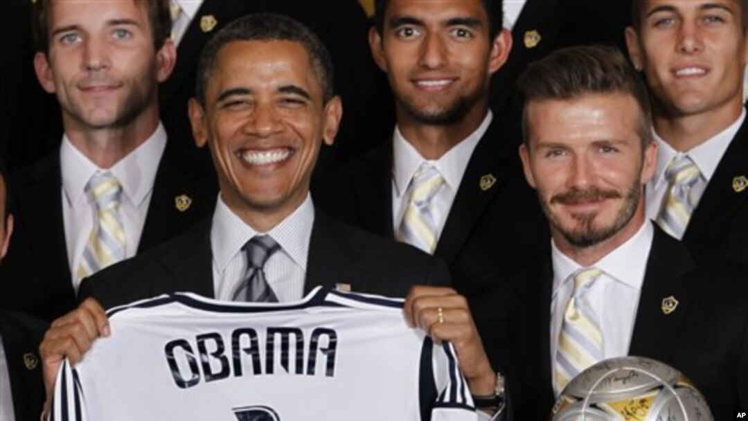 Presiden Obama saat menerima David Beckham dan klub LA Galaxy di Gedung Putih (15/5).