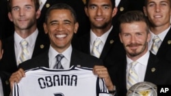 Presiden Obama saat menerima David Beckham dan klub LA Galaxy di Gedung Putih (15/5).