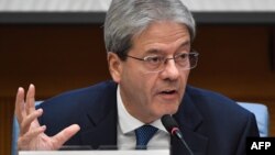 Un ministre italien Paolo Gentiloni répond aux questions des journalistes à Rome, le 28 décembre 2017.