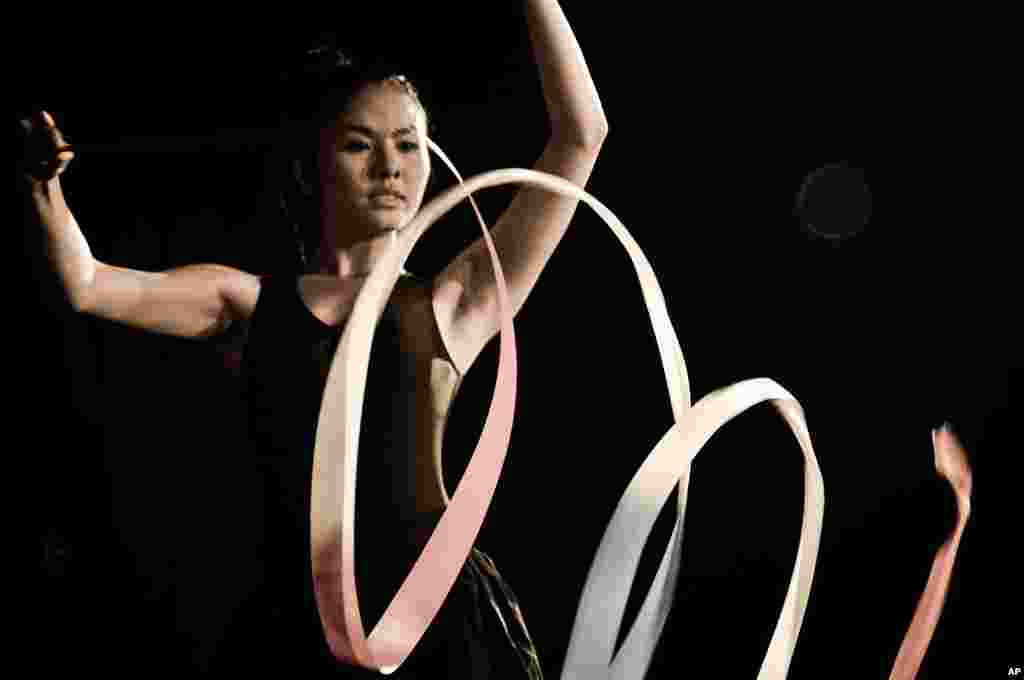 Mai dancing with ribbons in the movie "Saigon Electric" (Courtesy of Saigon Electric)