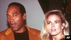 19 Ekim 1993 - O.J. Simpson ve cinayet sonucu hayatını kaybeden eski eşi Nicole Brown