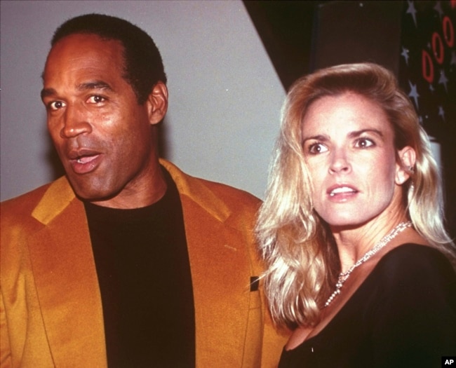 ARCHIVO - O.J. Simpson y su esposa, Nicole Brown Simpson, llegan a la inauguración del Harley-Davidson Café en Nueva York el 19 de octubre de 1993. (Foto AP/Paul Hurschmann)