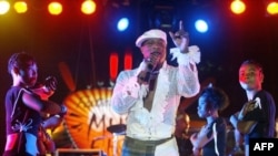 Alanga nzembo Koffi Olomide, kati na babini wa ye na concert na stade Mar Diop, Dakar, Sén♪0gal, 30 avril 2005.