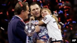 Tom Brady de los Patriots de Nueva Inglaterra sostiene a su hija, Vivian, después del juego del Súper Bowl 53 de la NFL fremte a Los Angeles Rams, el domingo, 3 de febrero de 2019, en Atlanta. 