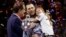 Tom Brady de los Patriots de Nueva Inglaterra sostiene a su hija, Vivian, después del juego del Súper Bowl 53 de la NFL fremte a Los Angeles Rams, el domingo, 3 de febrero de 2019, en Atlanta. 