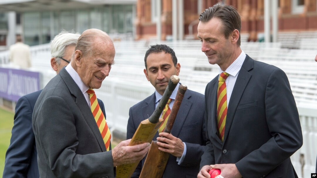 Mantan atlet kriket Inggris John Stephenson (kanan) memperlihatkan raket milik Everton Weekes (salah satu pemain dalam grup kriket West Indian), kepada Pangeran Philip, saat berkunjung ke "Lord's Cricket Ground" untuk membuka Warner Stand yang baru di London, 3 Mei 2017. (Arthur Edward/Pool Photo via AP) 