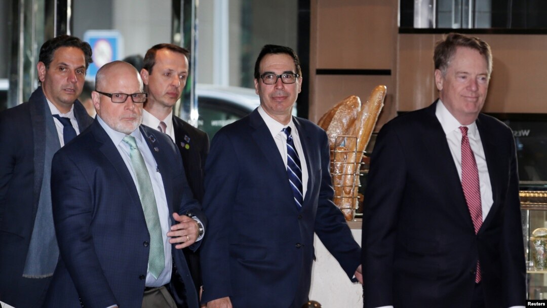 Anggota delegasi perdagangan AS, Robert Lighthizer dan Steven Mnuchin tiba di sebuah hotel di Beijing, China, 28 Maret 2019 (foto: Reuters/Jason Lee)