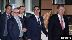 Anggota delegasi perdagangan AS, Robert Lighthizer dan Steven Mnuchin tiba di sebuah hotel di Beijing, China, 28 Maret 2019 (foto: Reuters/Jason Lee)