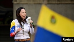 ARCHIVO - La líder opositora venezolana María Corina Machado se dirige a sus partidarios en una protesta antes de la toma de posesión el viernes del presidente Nicolás Maduro para su tercer mandato, en Caracas, Venezuela, el 9 de enero de 2025. 