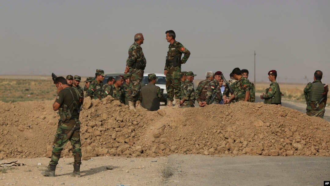 Para pejuang Kurdi Peshmerga siaga di garis depan menghadapi militan ISIS di Irak utara (foto: dok).