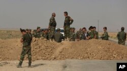 Para pejuang Kurdi Peshmerga siaga di garis depan menghadapi militan ISIS di Irak utara (foto: dok).