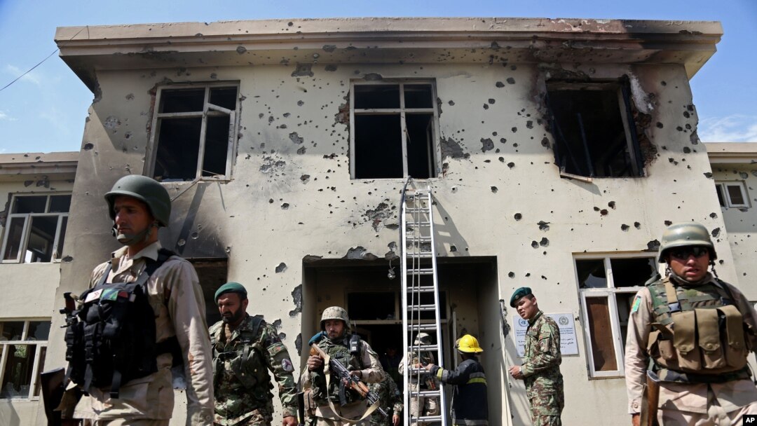 Personil Keamanan Afghanistan berjaga di sekitar bangunan pemerintah di Jalalabad, Afghanistan Timur, pasca serangan pejuang Taliban, Senin (12/5). 