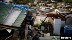 Rumah-rumah warga yang rusak akibat badai Maria di Villa Hugo in Canovanas, Puerto Rico (foto: dok). 