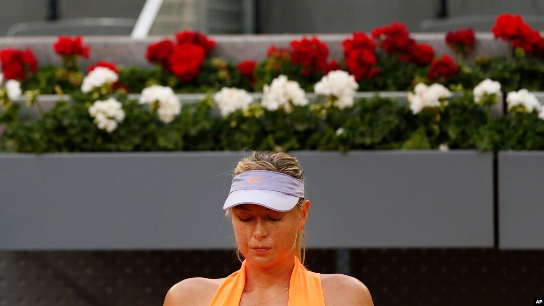 Maria Sharapova duduk saat rehat pertandingan melawan Eugenie Bouchard dari Kanada di turnamen tenis Madrid Terbuka, di Spanyol, 8 Mei 2017. (Foto:dok) 