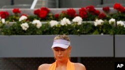 Maria Sharapova duduk saat rehat pertandingan melawan Eugenie Bouchard dari Kanada di turnamen tenis Madrid Terbuka, di Spanyol, 8 Mei 2017. (Foto:dok) 