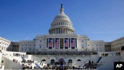 ARCHIVO - En esta fotografía del 15 de enero de 2016, el Capitolio de los Estados Unidos enmarca el escenario durante un ensayo de la ceremonia de juramentación del presidente electo Donald Trump en Washington.