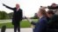Президент CША Дональд Трамп говорит с журналистами на Южной лужайке Белого дома, 23 сентября 2026 года, в Вашингтоне (Фото: AP/Jacquelyn Martin)