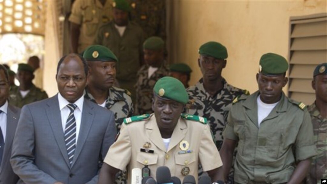 Pemimpin Kudeta Mali, Amadou Haya Sango (tengah) didampingi Menlu Burkina Faso Djibril Bassole (kiri) memberikan keterangan press di Kati, Mali (1/4). Sanogo mengumumkan akan ada Konvensi Nasional untuk pemilu Mali.