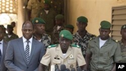 Pemimpin Kudeta Mali, Amadou Haya Sango (tengah) didampingi Menlu Burkina Faso Djibril Bassole (kiri) memberikan keterangan press di Kati, Mali (1/4). Sanogo mengumumkan akan ada Konvensi Nasional untuk pemilu Mali.