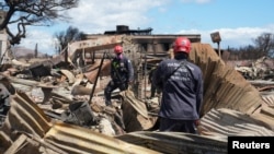 Pripadnici Federalne uprave za vanredne situacije pretražuju ruševine kuća u Lahaini, na Mauiju.