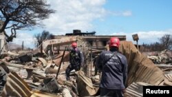 Kikosi cha utafutaji na uokoaji cha kitengo cha dharura cha serikali kuu FEMA kikiendelea na zoezi la kutafuta mabaki ya waathirika wa moto wa msituni Maui, Hawaii.