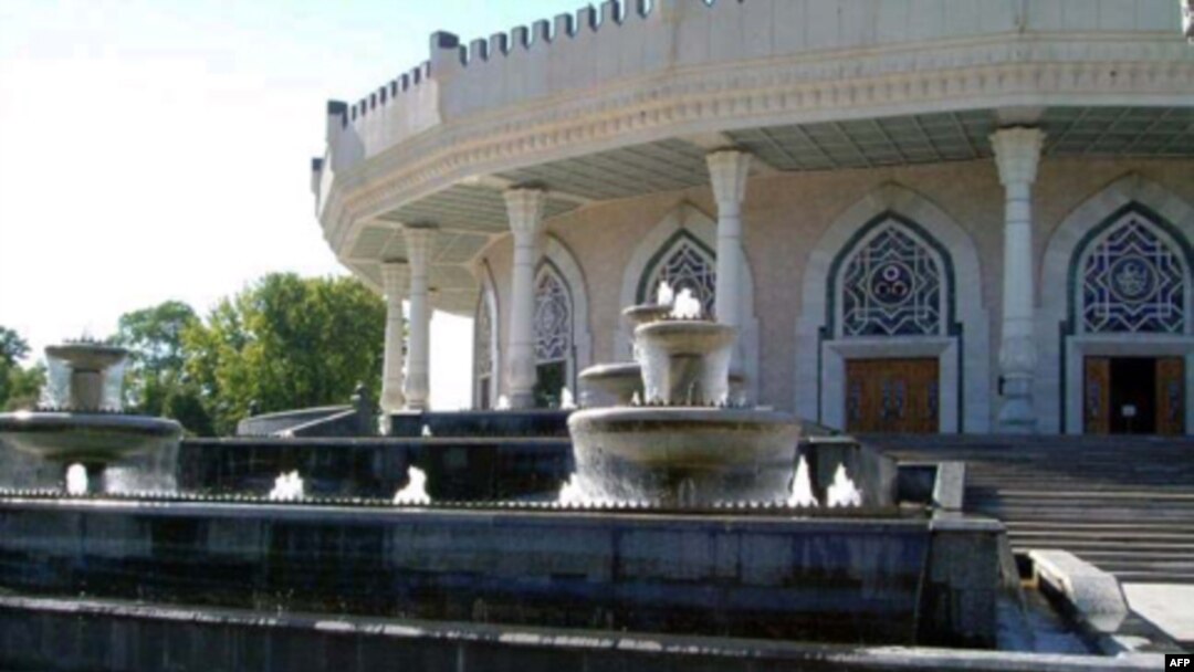 “Tashkilotda faqat Xitoy kuchi, Rossiya kuchi bo`lishi mumkin, qolganlar
esa faqat qarmoqda. Mintaqa davlatlari o`zaro hamkorlikni
kuchaytirishi kerak”, - deydi tahlilchi Iskandar Xudayberganov.