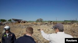 El desconcierto por la tragedia y el número de víctimas es enorme. La zona de la planta es área de desastre. El gobernador Rick Perry inspecciona el área. 