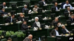 Anggota parlemen Iran menghadiri pertemuan untuk memilih ketua parlemen di Teheran, Iran, Minggu, 28 Mei 2016.