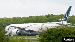 El avión de la Pakistan International Airlines en la pista del aeropuerto de Stansted, en el sur de Inglaterra.