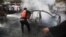 Palestinos extinguen el fuego luego que un misil israelí destruyó el carro en el que viajaba el jefe militar de Hamás, Ahmed al-Jaabari, en la ciudad de Gaza, este miércoles 14 de noviembre de 2012.