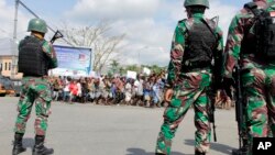 Tentara Indonesia siaga dalam aksi protes di Timika, provinsi Papua hari Rabu (21/8). 