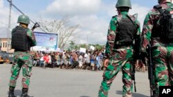 TNI menjaga keamanan saat berlangsungnya aksi protes di Timika, Papua, 21 Agustus 2019.