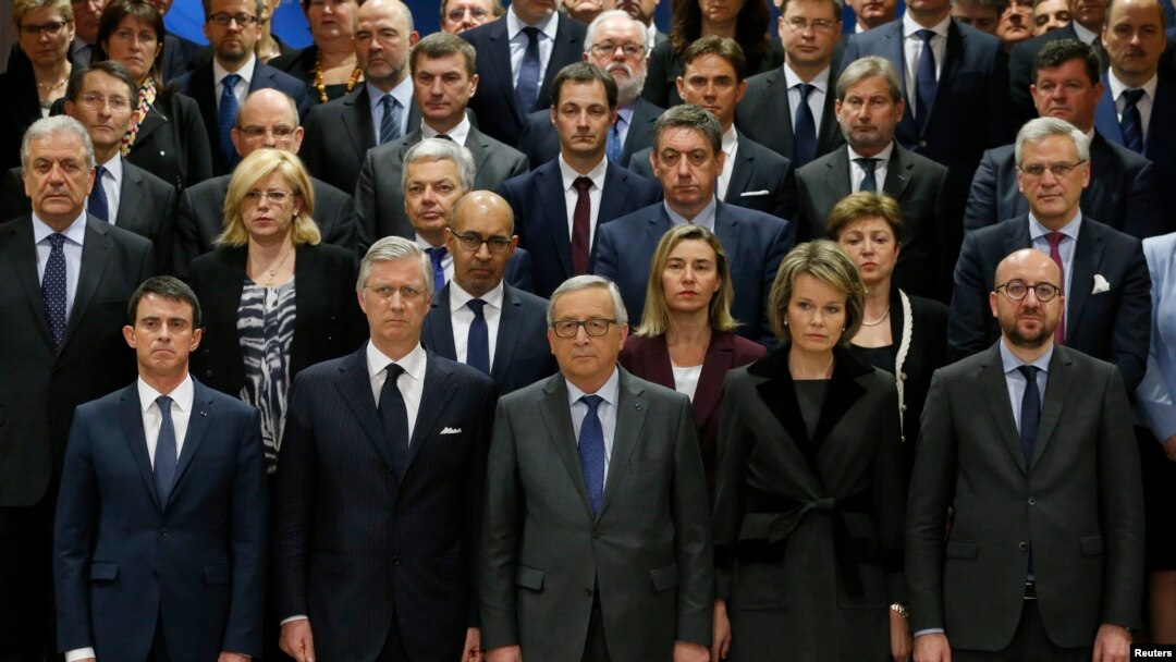 Para pejabat Uni Eropa mengheningkan cipta untuk mengenang para korban serangan teror di Brussels (23/3). Para menteri Uni Eropa membahas cara-cara meningkatkan intelijen dan keamanan Kamis (24/3).