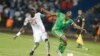 Le Sénégalais Cheikhou Kouyate, à gauche, dans un duel avec le Zimbabwéen Willard Katsande lors du match de football du Groupe B entre le Sénégal et le Zimbabwe au stade de Franceville, au Gabon, 19 janvier 2017. 