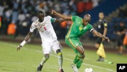 Le Sénégalais Cheikhou Kouyate, à gauche, dans un duel avec le Zimbabwéen Willard Katsande lors du match de football du Groupe B entre le Sénégal et le Zimbabwe au stade de Franceville, au Gabon, 19 janvier 2017. 