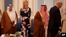 Ivanka Trump accompagne son père, Donald Trump, au palais du roi d'Arabie saoudite, à Riyad, le 20 mai 2017. 