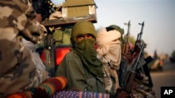 Des soldats maliens de souche touareg sous le commandement du colonel El Hadj Ag Gamou posent pour une photo avant de partir en patrouille à Gao, le 3 mars 2013.