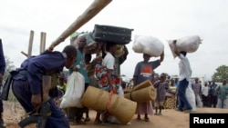 Policier azali kokengela baye balingi kokima bitumba na Bunia, 20 juin 2003