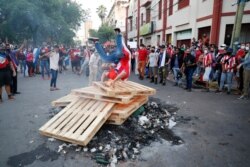 Un manifestante en una calle durante los enfrentamientos, luego de un juicio político fallido del presidente Mario Abdo Benítez, en Asunción, Paraguay, el miércoles 17 de marzo de 2021.