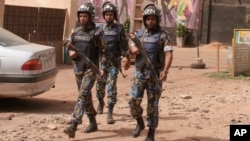 Des casques bleus de l'ONU déployés au lieu d'un attentat après l'explosion d'une bombe dans une discothèque à Bamako, Mali, samedi 7 mars 2015.