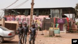 Des casques bleus de la mission onusienne patrouillent près d'une discothèque qui a été l'objet d'une attaque à Bamako, Mali, 7 mars 2015