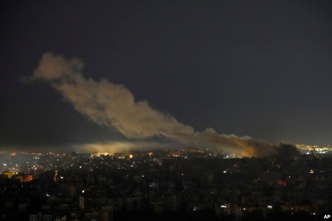 Asap mengepul dari lokasi serangan udara Israel di Dahiyeh, Beirut, Lebanon, Jumat, 25 Oktober 2024. (Foto: AP)